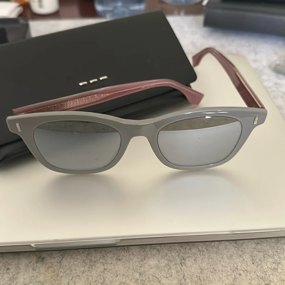 FENDI unisex sunglasses - Picture 1 of 3
